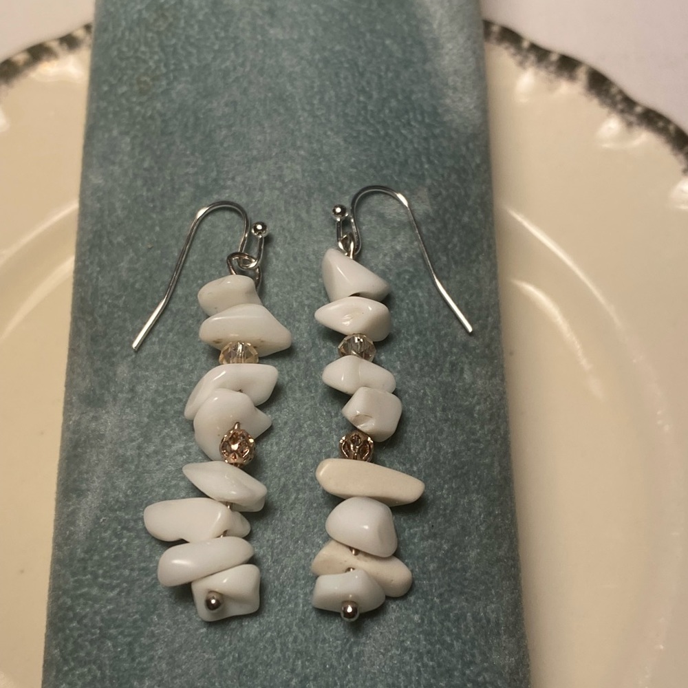 💛 Tara Designs White agate beautiful drop earrings.